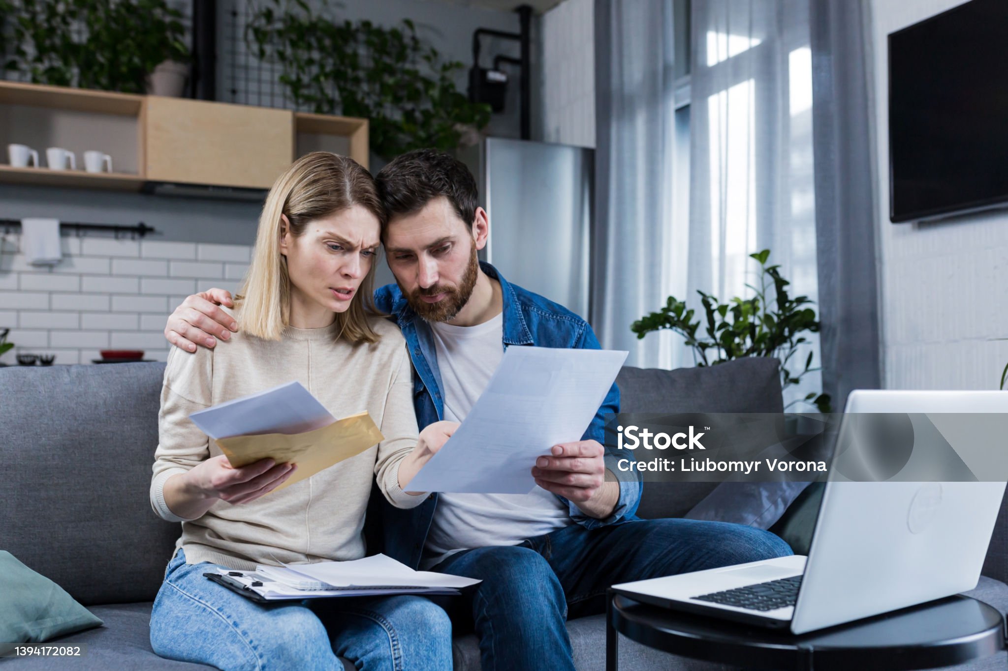 MATRIMONIO JUNTOS SOLUCIONANDO EL PROBLEMA.jpg